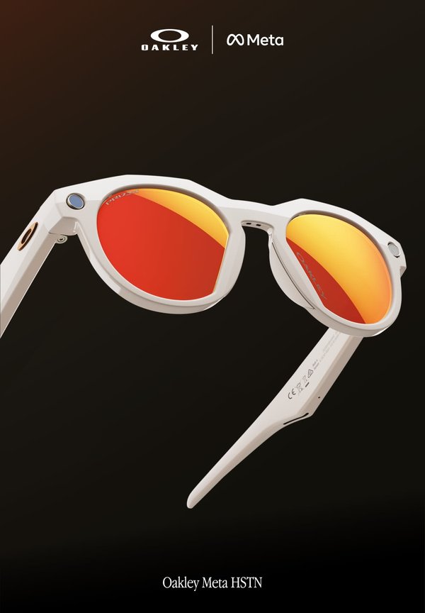 Occhiali da sole con montatura bianca e lenti rosse riflettenti di forma esagonale, con un accento blu sulla cerniera, contrassegnati con la scritta "Prizm" su una lente.