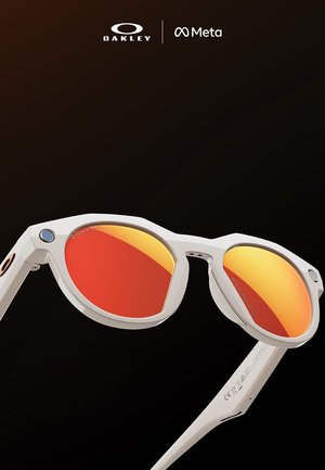 Witte, hoekige zonnebril met spiegellenzen in oranje-rode tint. Beschikt over metalen accenten en een opvallende vorm, uitgelicht tegen een donkere achtergrond.