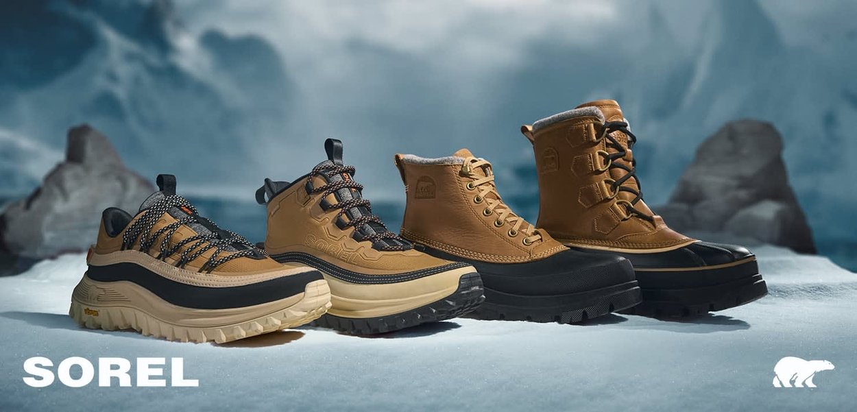 Quatre paires de chaussures Sorel marron sur la neige : chaussure de randonnée à profil bas avec accents noirs, bottes d'hiver mi-hautes et hautes avec doublure en fourrure et semelles robustes.