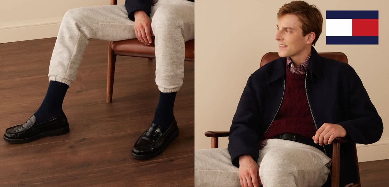 Svarta loafers, gråa sweatpants, marinblå strumpor och en marinblå jacka över en vinröd tröja med mönstrad detalj, sedd sittande.