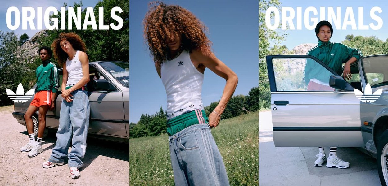 Twee mensen dragen casual Adidas Originals-kleding nabij een auto en veld, en tonen sportieve streetwear in zonnige buitenomstandigheden.