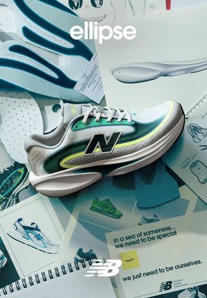 Chaussure de course New Balance en blanc, vert et noir sur des croquis de design et des semelles intérieures, avec le logo de la marque et un slogan inspirant sur l'unicité.