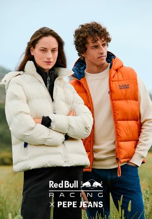 Zwei Models tragen Outdoorjacken: eine weiße Steppjacke mit hohem Kragen und eine orangefarbene gesteppte Weste. Auf beiden Jacken ist das Logo sichtbar.
