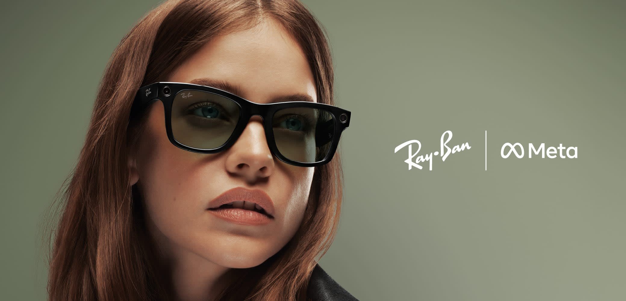 Lunettes de soleil Ray-Ban noires avec des montures rectangulaires et des verres foncés. Dotées d'une petite caméra à l'avant, avec des détails nets et une marque bien visible.