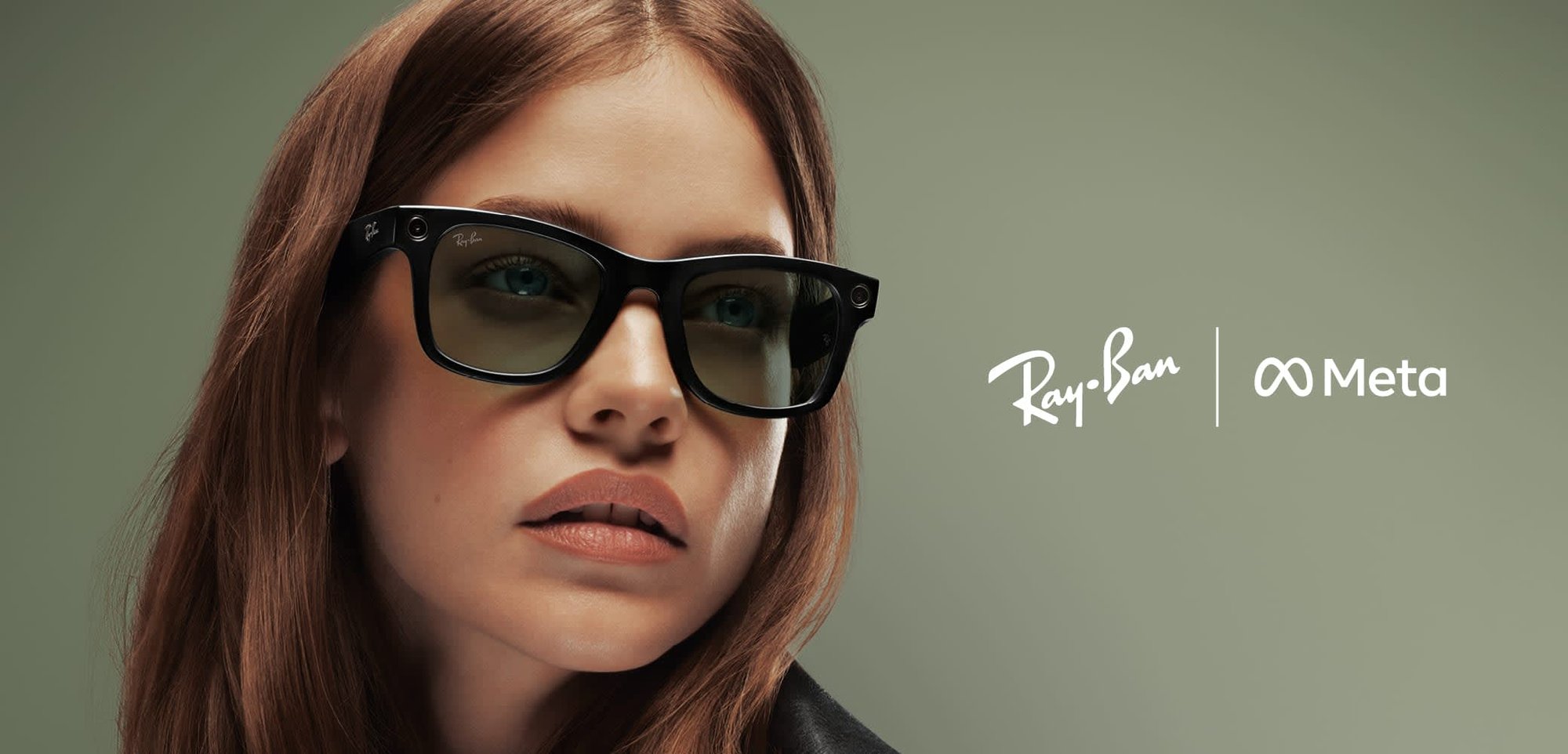 Lunettes de soleil Ray-Ban avec des montures rectangulaires noires et des verres verts. Le modèle porte une veste en cuir noire. Un éclairage doux met en valeur les traits.