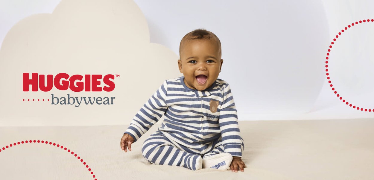 Gestreifter, weicher Baby-Body aus Baumwolle in Marineblau und Weiß, mit einem Bärendesign auf der Brust, Rundhalsausschnitt und Knopfverschluss.