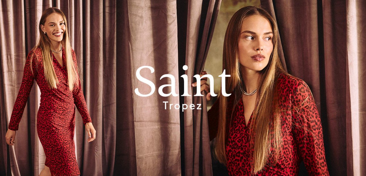 Rotes Leopardenmuster-Kleid mit Wickeldesign, das lange Ärmel und eine figurbetonte Silhouette aufweist. Modell mit glattem Haar und einer Halskette gestylt.