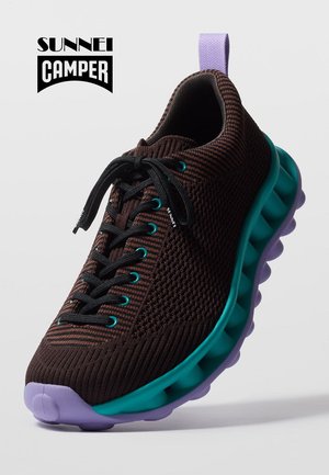 Brązowy dziergany sneaker z czarnymi sznurowadłami, morskimi przelotkami, turkusową podeszwą oraz lawendową osłoną pięty i czubka, marki Sunnei Camper.