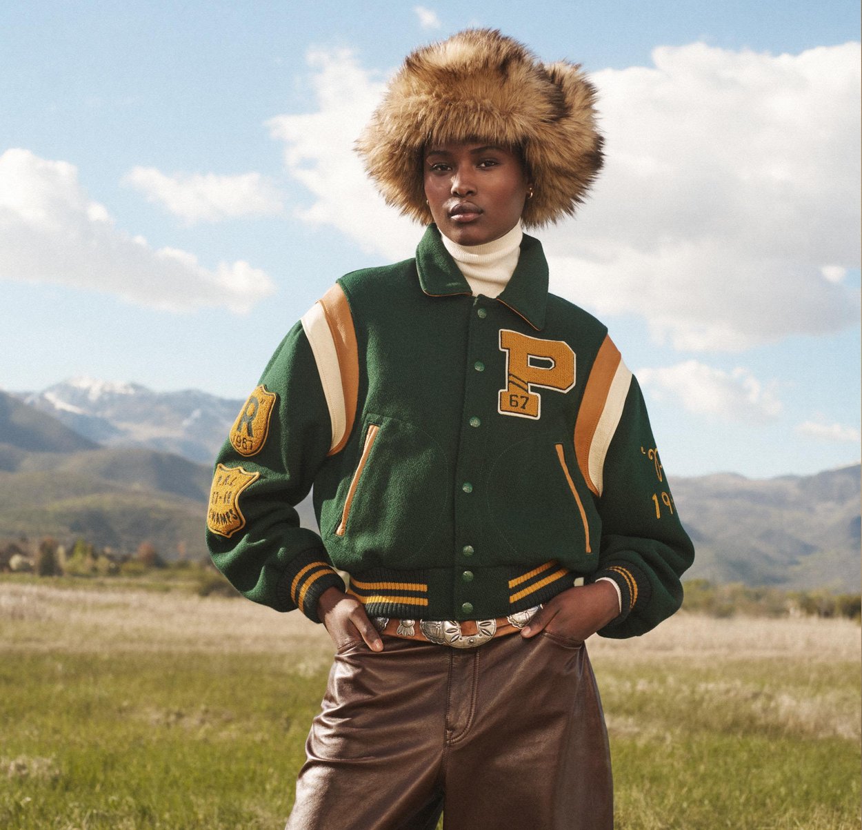 Vihreä villaneuleen varsity-takki, jossa on oranssia ja kermaista raidat, "P"-logo ja paikalla; yhdistetty ruskeisiin nahkahousuihin ja karvaiseen hattuun.