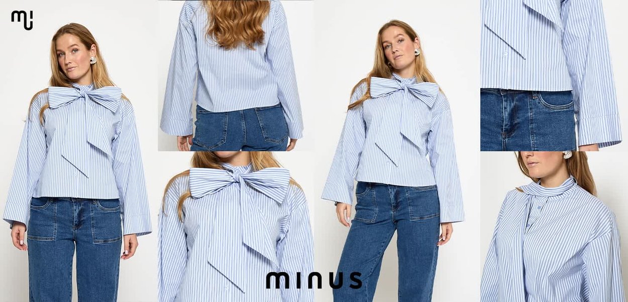 Vrouw draagt een blauw-wit gestreept blouse met een grote strik en klokmouwen, gecombineerd met een blauwe spijkerbroek tegen een witte achtergrond.