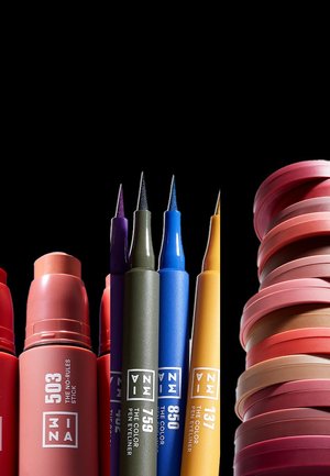 Marcadores en tonos rojo, verde, azul, morado y amarillo con puntas puntiagudas; presentan tapas redondeadas y anillos circulares apilados en colores similares.