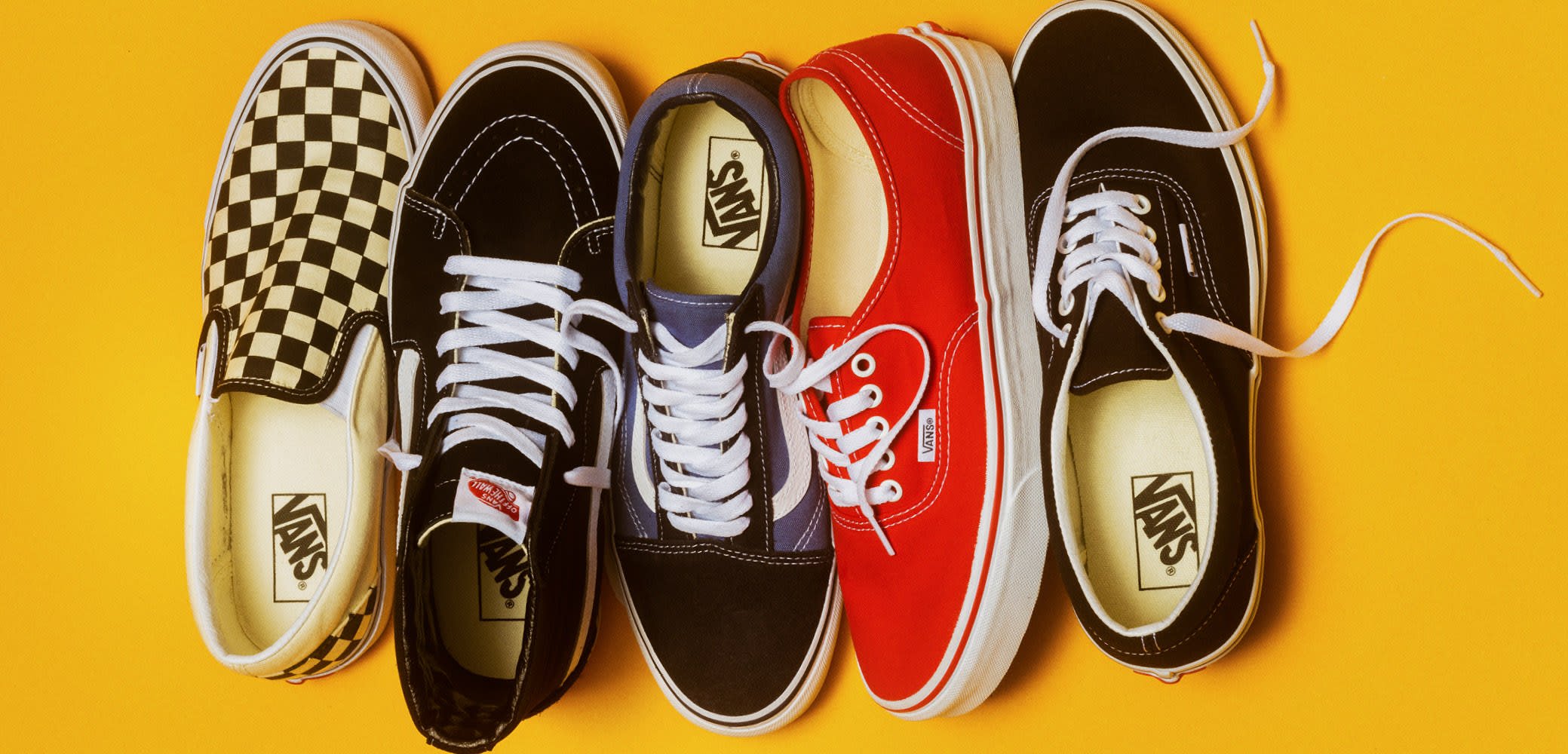 Vans Sneaker in verschiedenen Farben: Schwarz, Rot, Blau und kariert; klassisches Canvas-Material mit kontrastierenden weißen Schnürsenkeln und Gummisohlen.