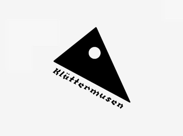 Logo triunghiular negru cu o decupare circulară și textul "Blättermusen" într-un font decorativ dedesubt. Design simplu, monocrom.