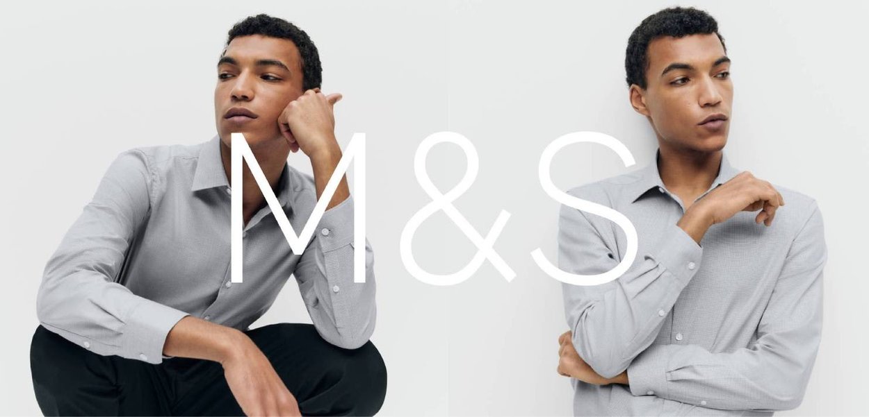 Młody mężczyzna w jasnoszarej koszuli zapinanej na guziki w dwóch pozach na białym tle, z nałożonym logo M&S.