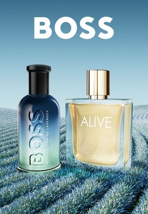 Twee parfumflesjes op een achtergrond van een lavendelveld, de ene met het label "BOSS Bottled Striking Lavender,", de andere "ALIVE,", met daarboven de tekst "BOSS".