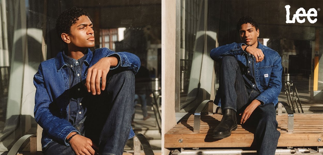 Jeansjakke med spiss krage, blått stoff, knappet foran, brukt over en mørk skjorte, kombinert med mørke jeans og svarte støvler.