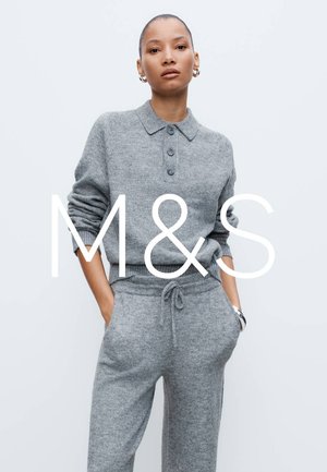 Ensemble gris tricoté en deux pièces comprenant un haut à col avec boutons et un pantalon à taille coulissante. Texture douce avec une coupe décontractée.