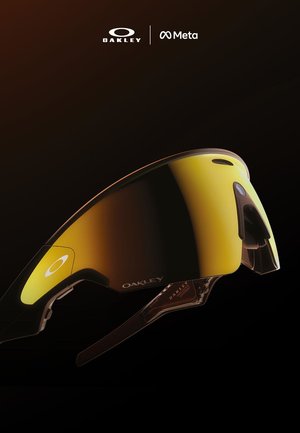 Lunettes de soleil au design élégant, avec des verres teintés jaune, des montures transparentes et un marquage Oakley bien visible sur les côtés.