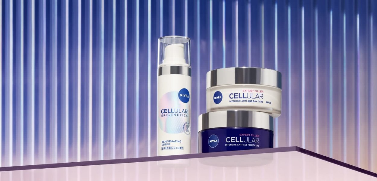 Siero ringiovanente Nivea Cellular Epigenetics e barattoli di cura intensiva anti-età Cellular Expert Filler per il giorno e la notte su una superficie riflettente.