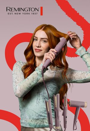 Remington hårstylingsverktyg i lila med en elegant design. En modell demonstrerar användning av en locktång på långt, vågigt rött hår.