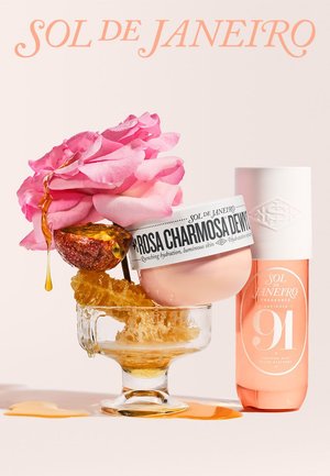 Pink Rose, offene Passionsfrucht mit Saft, Honigwabe in Glasschale, Rosa Charmosa Taufeuchtigkeitscreme und Sol de Janeiro Parfümspray.