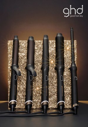 Fem curlingstænger i forskellige størrelser, primært sorte med metalliske detaljer, præsenteret på en glitrende gylden baggrund.