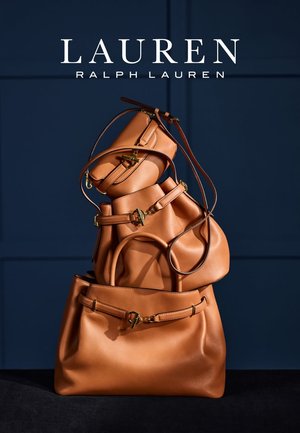 Pila di quattro borse in pelle color cuoio con forme e dimensioni diverse, caratterizzate da texture lisce, dettagli in metallo dorato e tracolle regolabili.