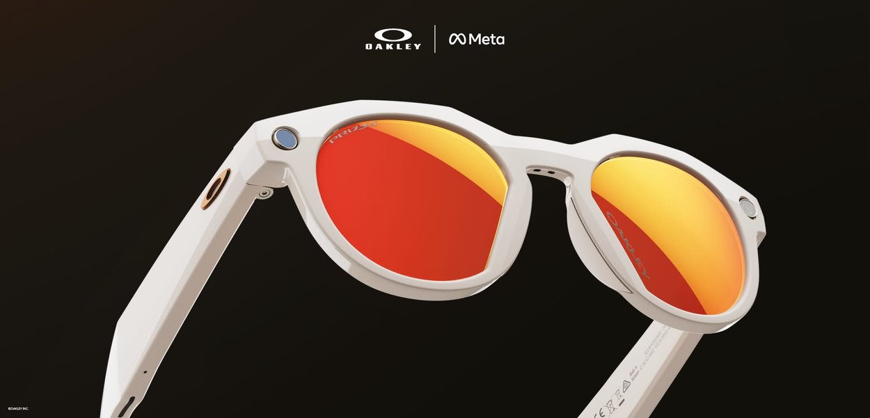 Witte hoekige zonnebril met rood-oranje spiegelglazen en metalen accenten. Het montuur heeft een strak ontwerp met duidelijke randen.