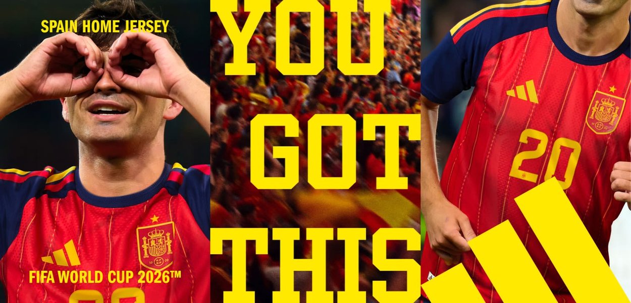 Camisa de fútbol de España en casa con rayas rojas y azules, logo amarillo de Adidas, escudo del equipo y número de jugador 20, para la promoción de la Copa Mundial de la FIFA 2026.