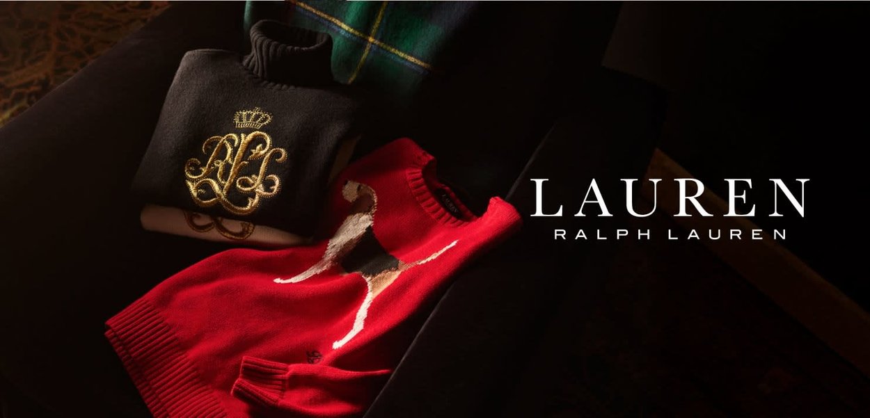 Suéter negro con iniciales doradas "RL" en un diseño de corona; suéter rojo con un gráfico de un perro en tonos marrón y negro. Texto: "LAUREN RALPH LAUREN."