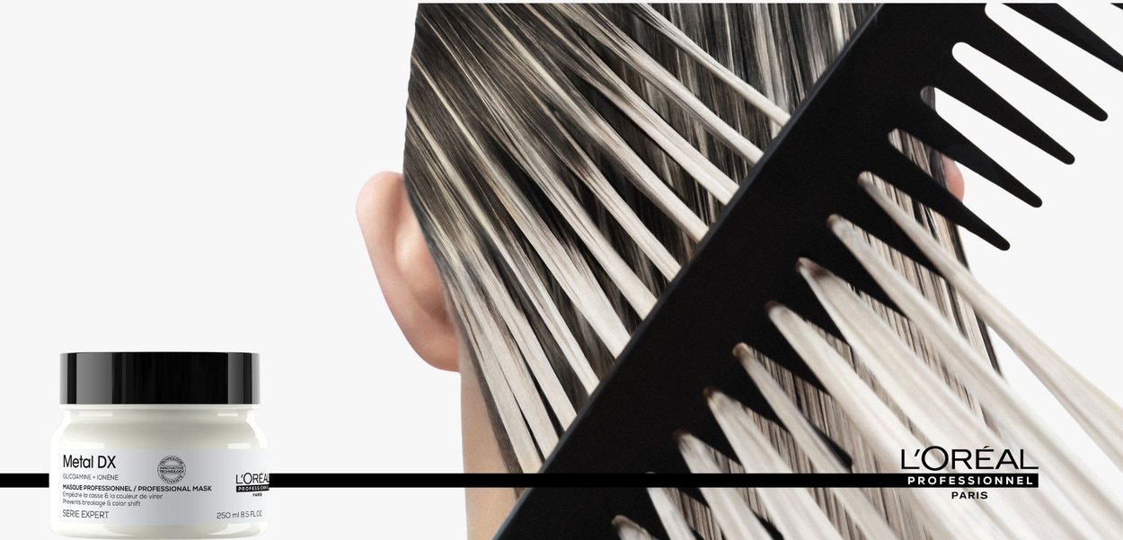Peignage à la main de cheveux lisses et multitonaux avec des reflets, accompagné d'un pot de masque capillaire L’Oréal Professionnel Metal DX.