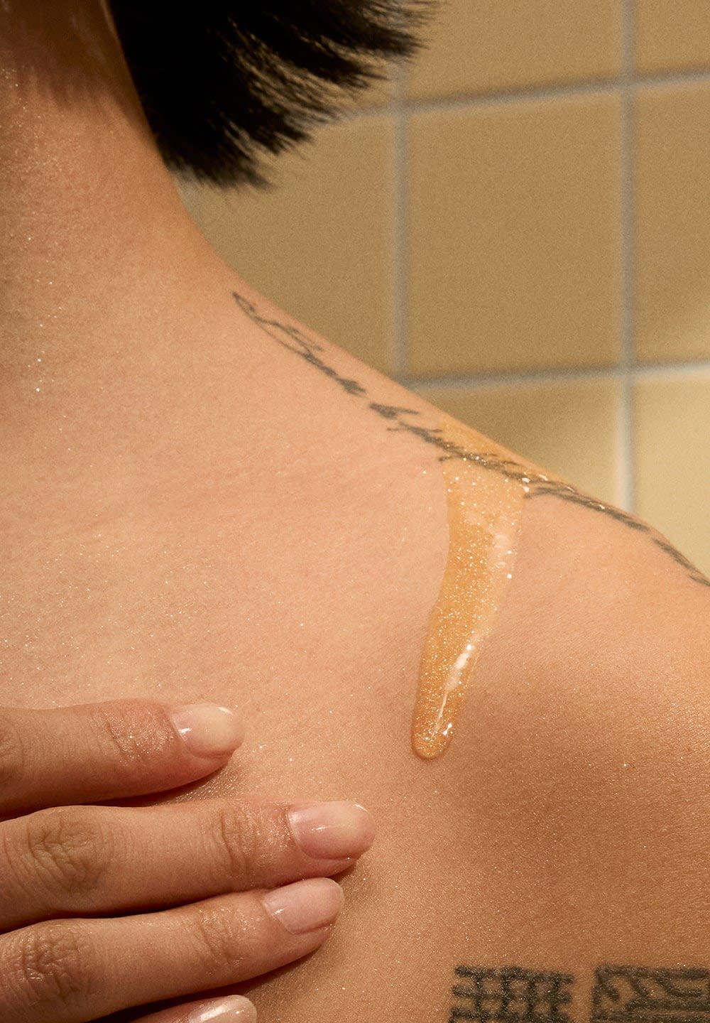Shimmering body oil