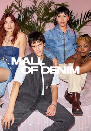 Quattro individui posano contro uno sfondo rosa chiaro. Gli abiti in denim presentano diverse sfumature, con motivi testurizzati e tagli distintivi.