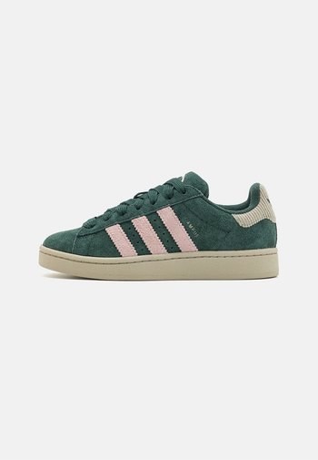 Groene suède sneakers met roze drie strepen, beige accenten op de hiel en platte veters. Beschikt over een ronde neus en een gestructureerde tussenzool.