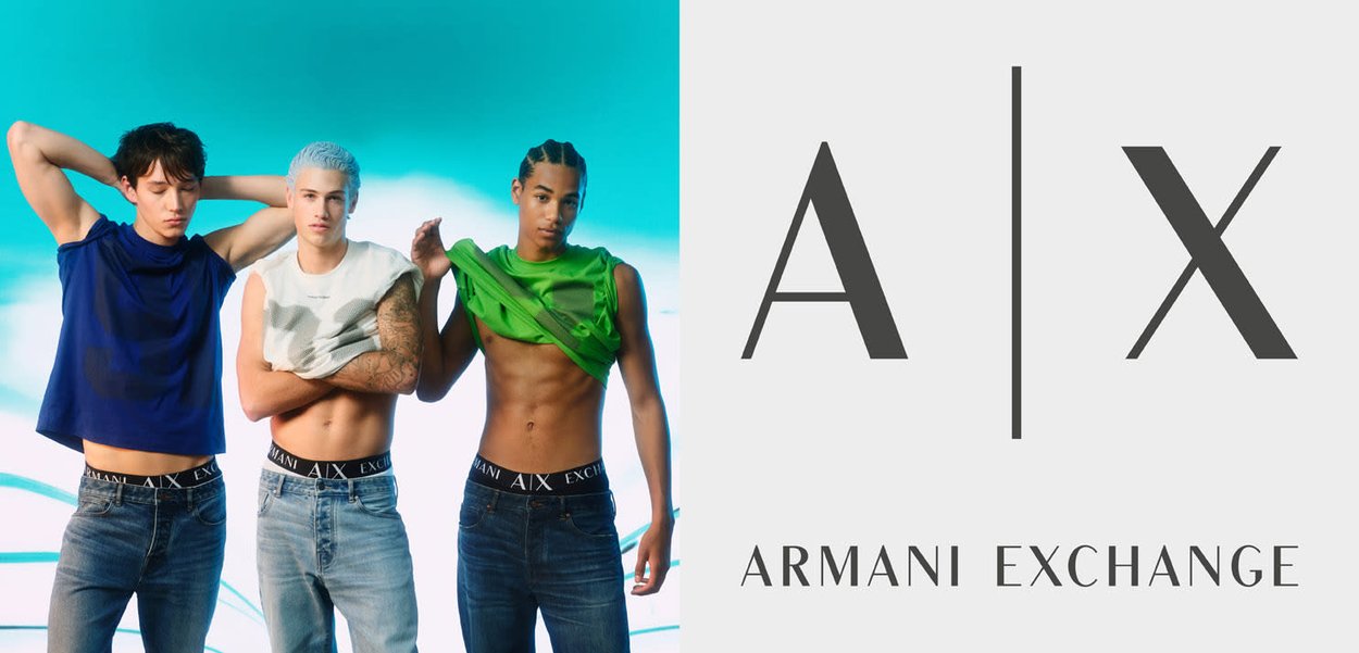 Tres hombres jóvenes con ropa casual de Armani Exchange posan frente a un fondo azul junto al logo de Armani Exchange.