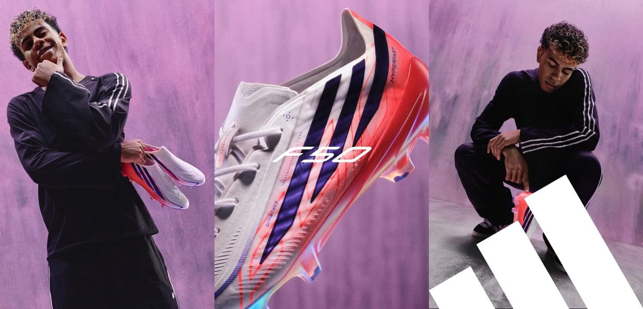 Młody mężczyzna w czarnych ubraniach sportowych trzyma i kuca obok białych i czerwonych butów piłkarskich Adidas F50 z fioletowymi paskami na fioletowym tle.