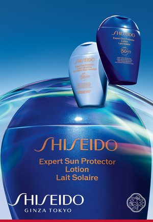 Drei blaue Shiseido Expert Sun Protector Lotion Flaschen mit SPF 50+ vor einem blauen Hintergrund mit Lichtreflexionen.