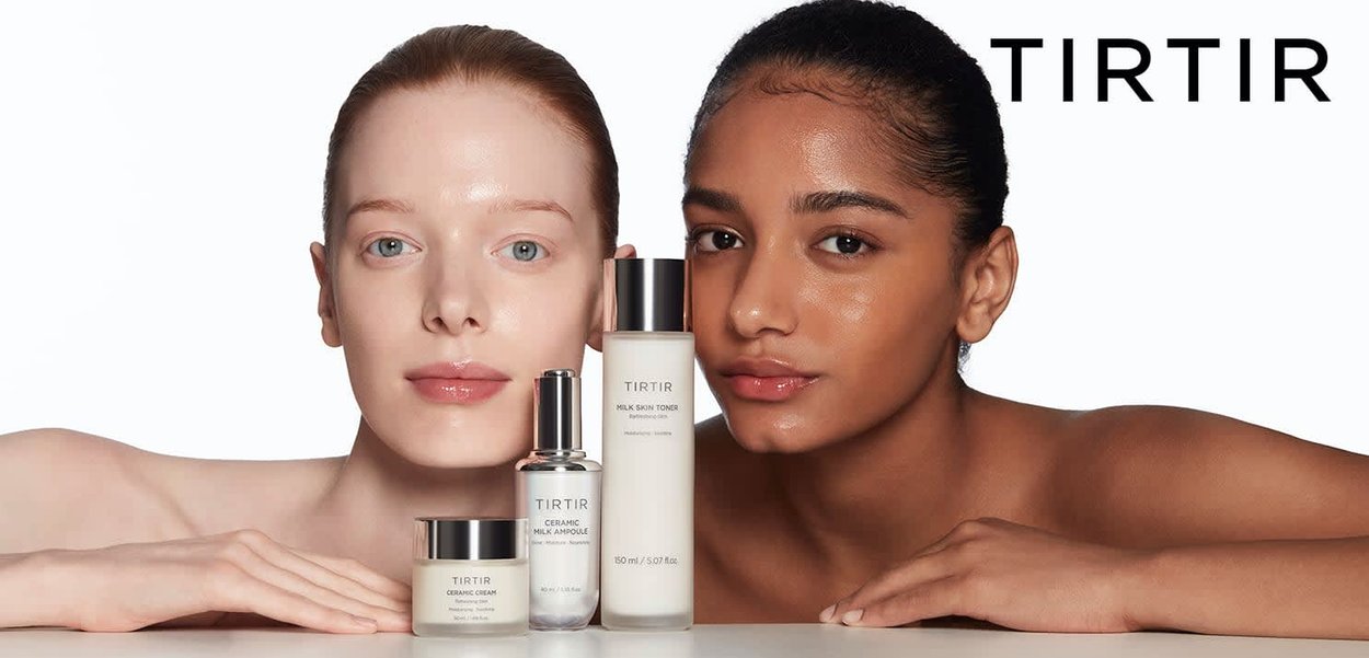 Prodotti per la cura della pelle TIRTIR su sfondo bianco: bottiglie di vetro trasparente con dettagli argentati, con etichette per crema, fiala e tonico.