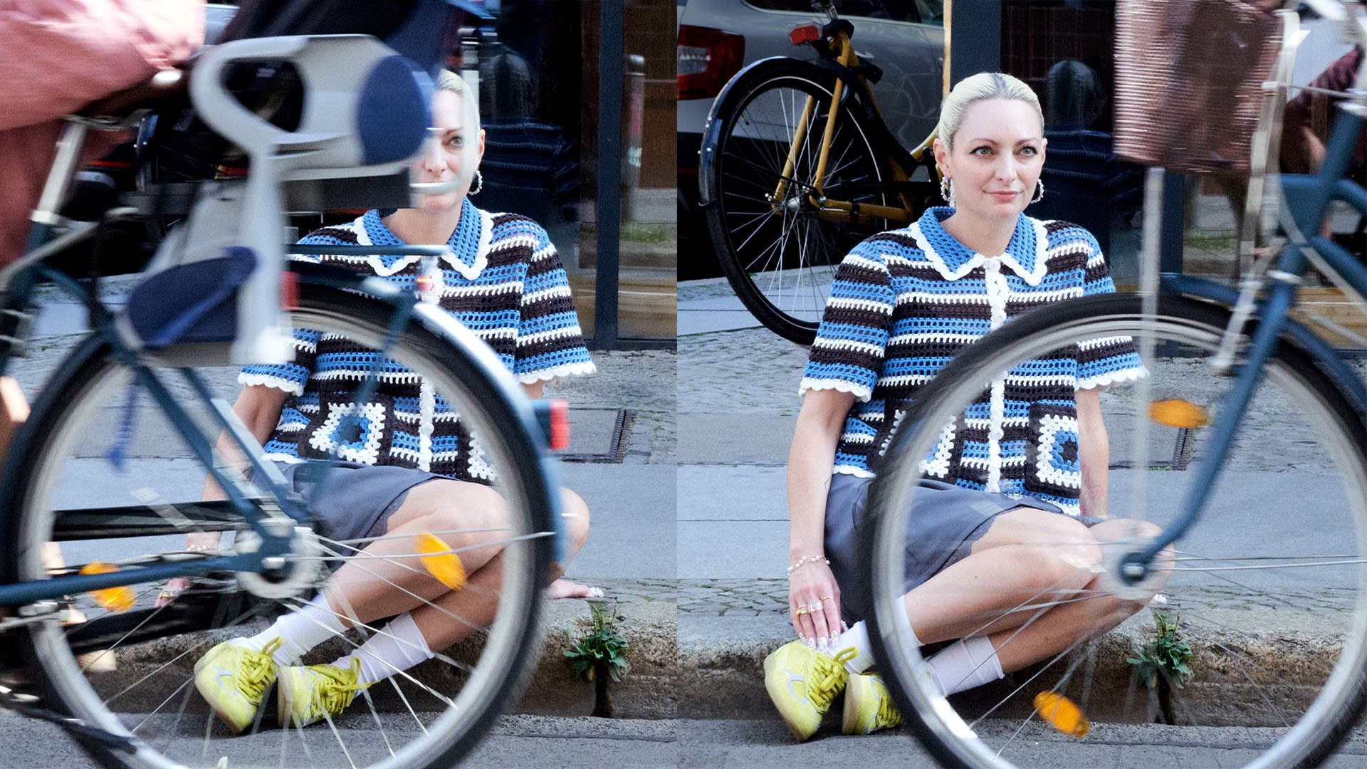 Gehaakte top in blauw, bruin en wit met korte mouwen; grijze shorts; gele sneakers; zittend naast een straat met fietsen.