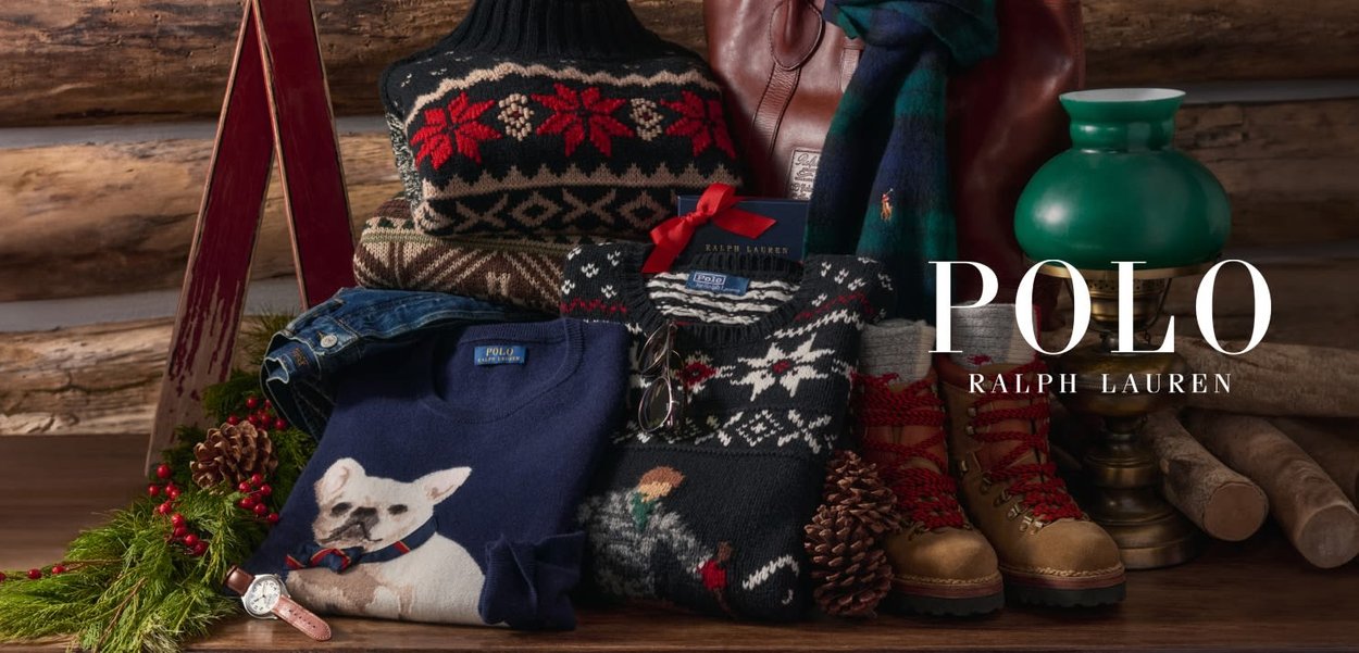 Collezione di abbigliamento invernale che include maglioni con motivi, una felpa a girocollo blu scuro, jeans di denim e stivali color camoscio con lacci rossi. Gli accenti comprendono pigne e fogliame verde.