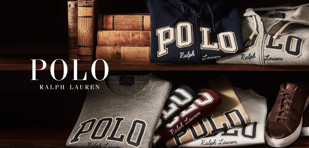 Ropa de Polo Ralph Lauren exhibida en una estantería: sudaderas grises y marinas, camisetas en rojo, blanco y oro con el audaz logo "POLO", y zapatillas marrones.