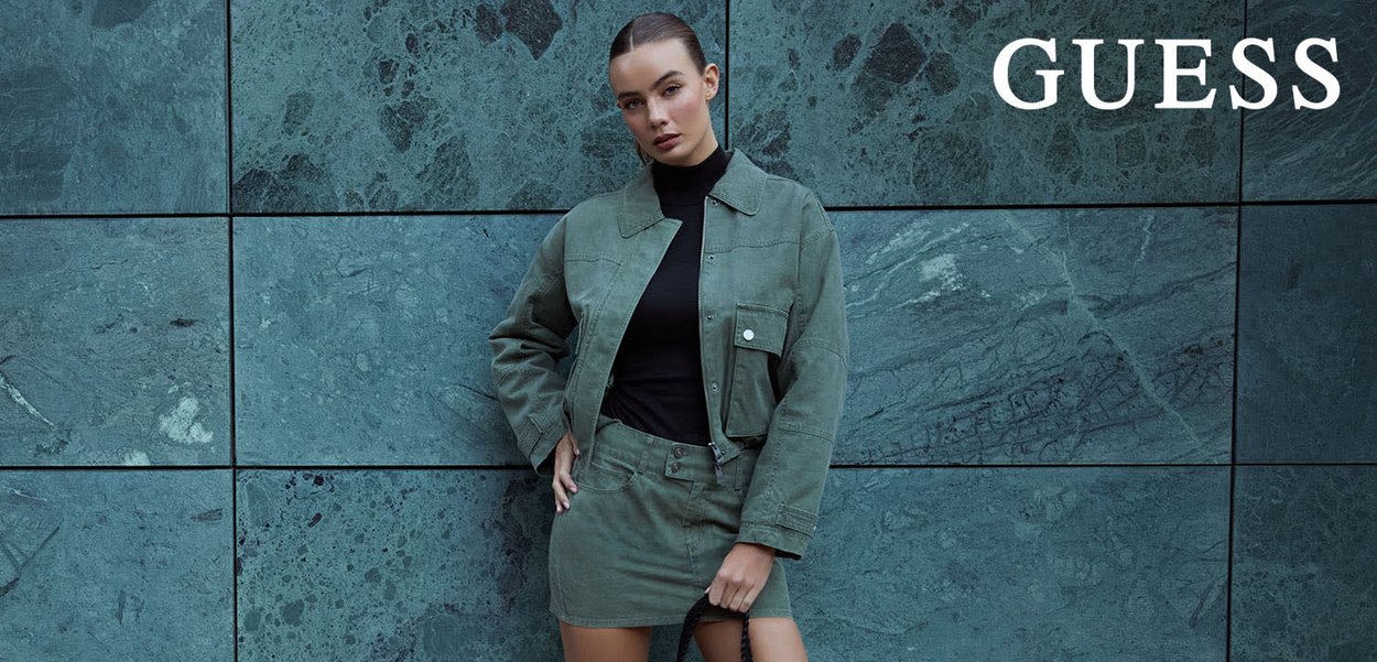 Chaqueta vaquera verde oliva con un corte cuadrado y un bolsillo delantero, combinada con una minifalda a juego en color verde oliva. Textura suave, detalles mínimos.