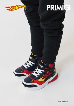 Sneakers Hot Wheels Primigi w kolorze granatowym, czerwonym i żółtym z płomieniami, białymi sznurowadłami i wyściełanym kołnierzem dla wygody.