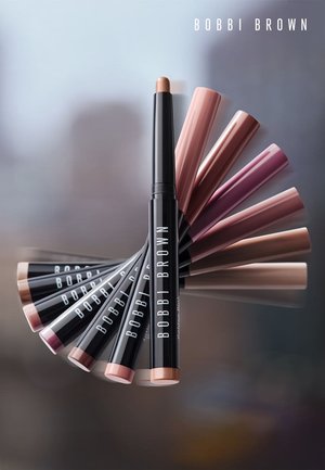 Bobbi Brown læbestiftkridtene arrangeret i en vifte. De har sorte låg og forskellige nuancer af blush pink, mauve og nude for enden.