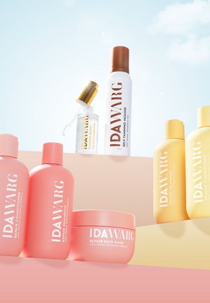 Prodotti per la cura dei capelli IDAWARG in bottiglie rosa e gialle, che includono una mousse, un contagocce d'olio e una maschera per capelli, tutti con etichette chiare e un design minimalista.