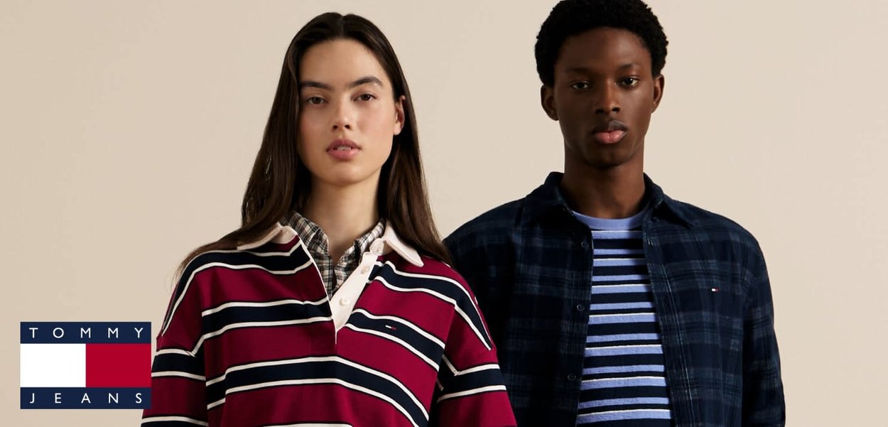 Polo rayé bordeaux et bleu marine avec un col blanc porté par une femme. Homme portant une chemise à carreaux foncés par-dessus un t-shirt rayé clair.