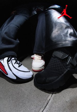 Drei Paare Füße tragen verschiedene Modelle von Jordan-Sneakern auf einem Betonboden, oben rechts ist ein rotes Jumpman-Logo zu sehen.