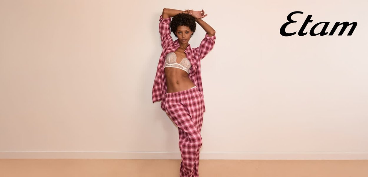 Różowy komplet piżamowy w kratę z koszulą z guzikami i dopasowanymi spodniami, w połączeniu z kremowym koronkowym biustonoszem, prezentuje luźny krój i teksturowany wzór.