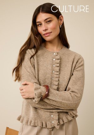Beige gestrickte Strickjacke mit geraffter Vorderblende, perlenähnlichen Knöpfen und gerippten Bündchen, mit einem ausgestellten Saumdetail.