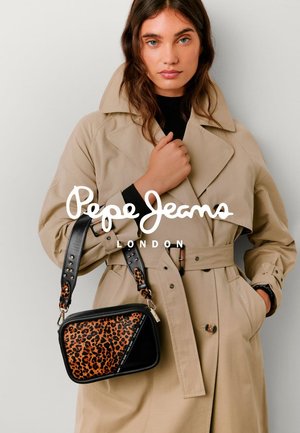 Schwarze und beige Leopardenmuster-Handtasche mit rechteckiger Form, ausgestattet mit einer strukturierten Oberfläche und einem abnehmbaren Nietenriemen.